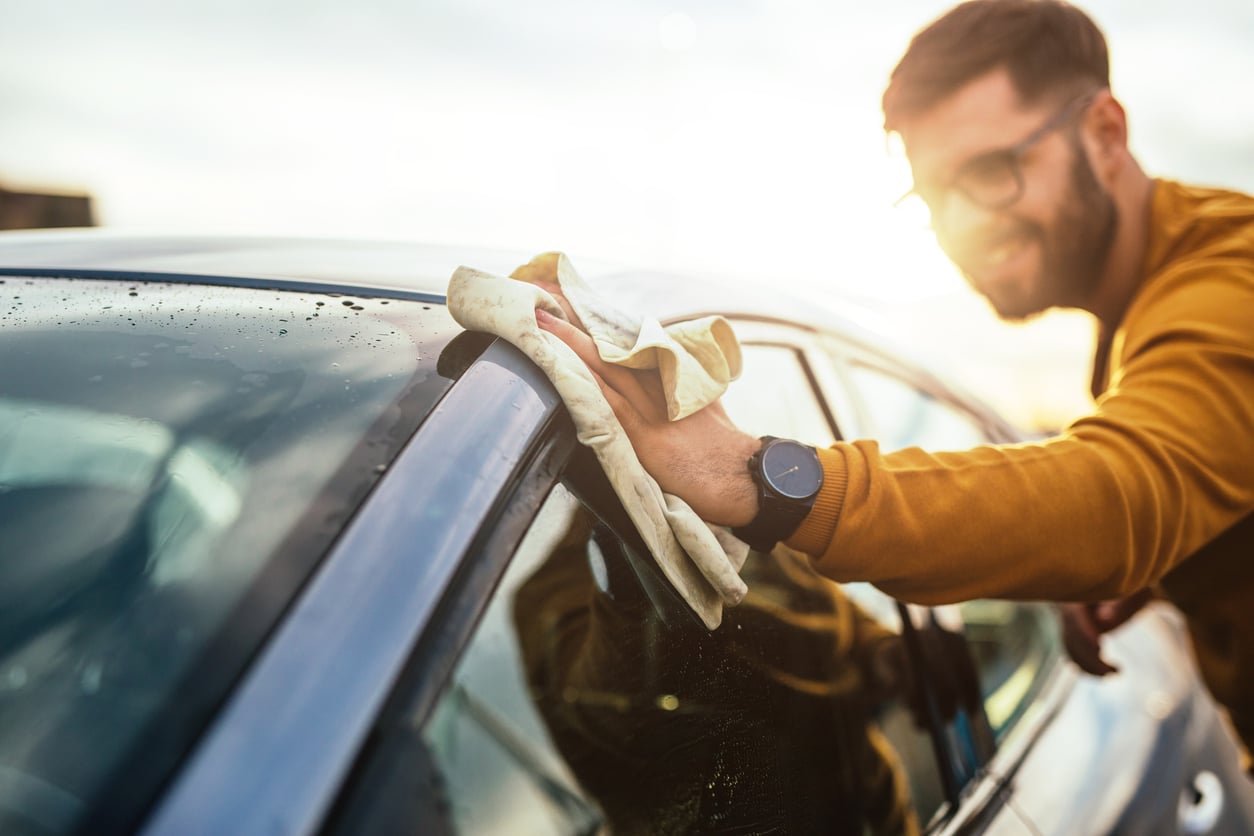 A Guide to Removing Glue and Tar from Your Car’s Paintwork